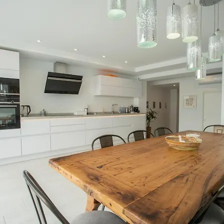 بيت للعطل Old Town, Wonderful Open Plan House With Studio, Garage, Pool, Patio And Roof Terrace