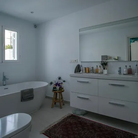 بيت للعطل Old Town, Wonderful Open Plan House With Studio, Garage, Pool, Patio And Roof Terrace إِستيبونا