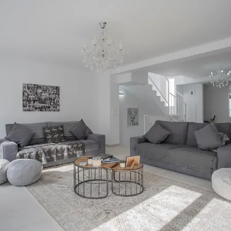 Old Town, Wonderful Open Plan House With Studio, Garage, Pool, Patio And Roof Terrace بيت للعطل