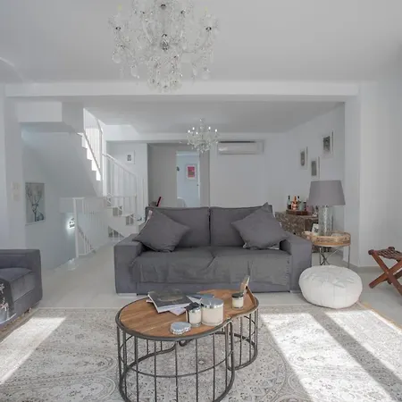 Semesterbostad Old Town, Wonderful Open Plan House With Studio, Garage, Pool, Patio And Roof Terrace